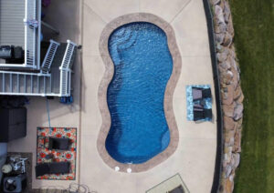 Overhead view of a curvy backyard swimming pool